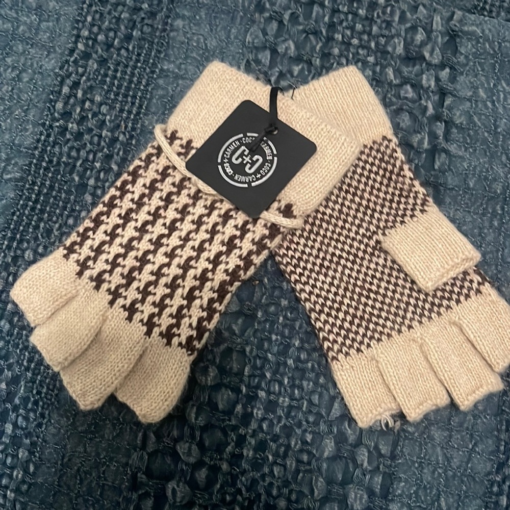 NWT Coco + Carmen hand warmers with finger Cut-out